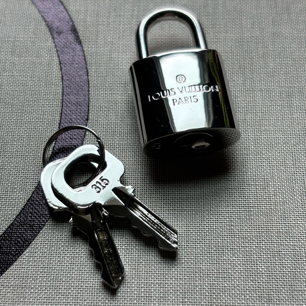 SILVER LV lock & key on 18 inch chain #315